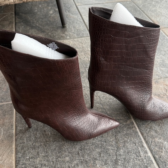 Chocolate Brown Snake Print Booties NWT Women’s 8.5
New without tags -  Express - Picture 2 of 5